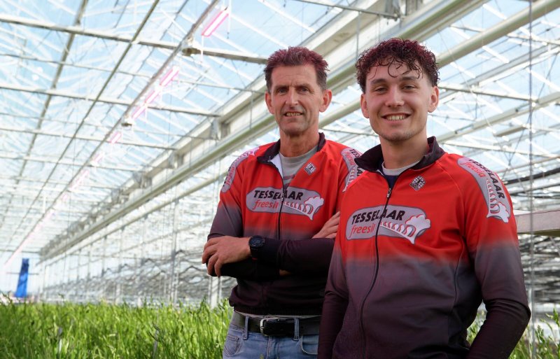 Pip Tesselaar (l) en zijn opvolger Thijs van Anraad (r) gaan de uitdaging aan. Zij geloven in een toekomst in de veredeling en de teelt van freesia’s.