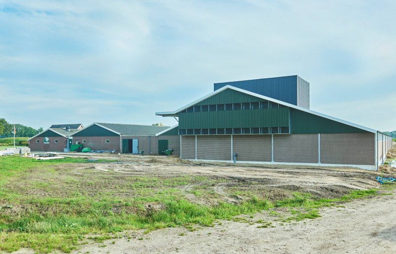 Zowel de luchtinlaat als de luchtuitlaat zit in de voorzijde van de nieuwe stal, die op het noorden ligt.