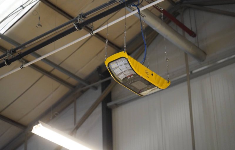 De camera hangt 5 tot 6 meter boven de koeien in de stal en heeft twee lampen met 72 leds.