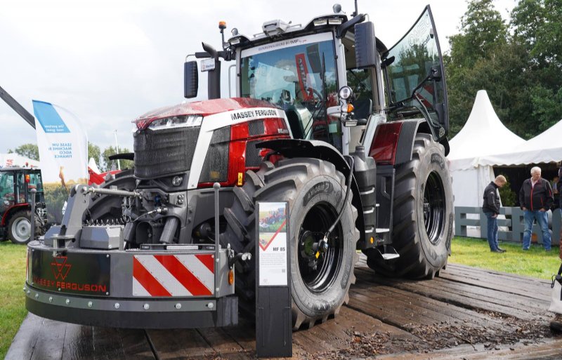 Een blikvanger van Massey Ferguson is een rondom gepimpte 8S.265.