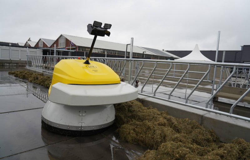 De Juno Max op het testterrein van Lely navigeert op zijn eigen camera, stappenwiel en referentiepunten.