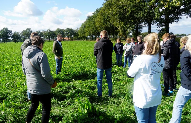 Freek Beernink vertelt ter plekken over zijn kruidenrijk grasland.