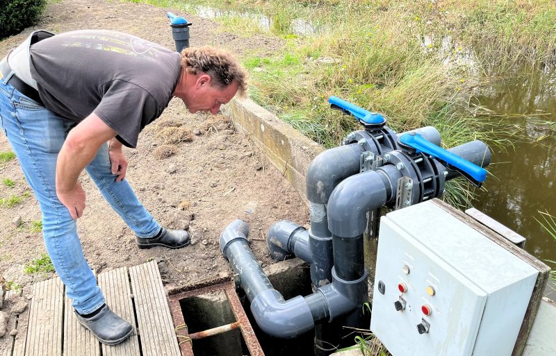 Vanaf de naastgelegen camping pompt Michael Schippers het overtollige water naar zijn bassin.