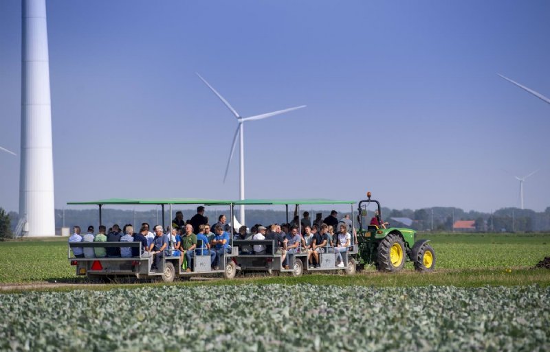 Zo'n 110 belangstellenden bezochten de ICM-velddag in Lelystad voor akkerbouwgewassen op klei.