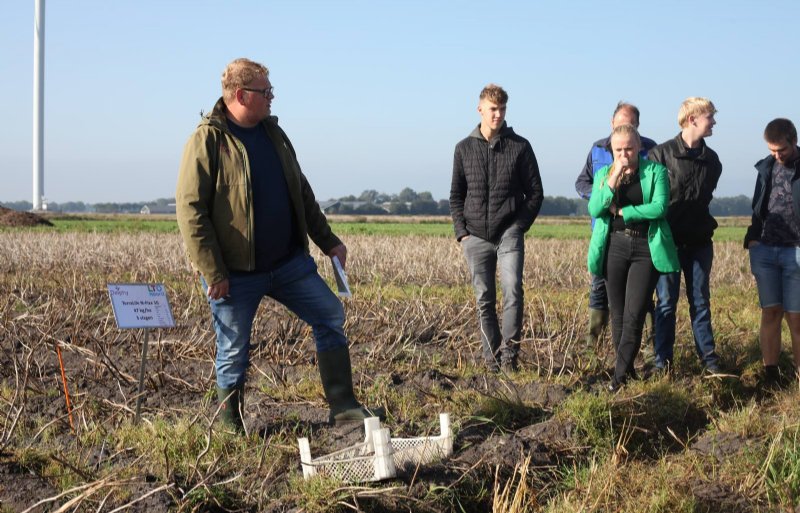 Delphy-adviseur Remon te Velde leidt de bezoekers rond langs de zeven objecten.