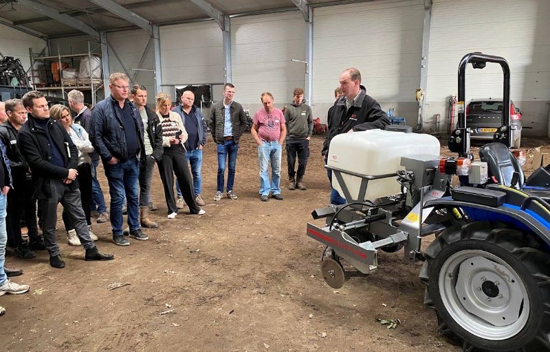 Otto de Vree (rechts) benadrukt dat de aaltjes voor een succesvolle bestrijding zo kort mogelijk bij de larven van engerlingen moeten worden gebracht.