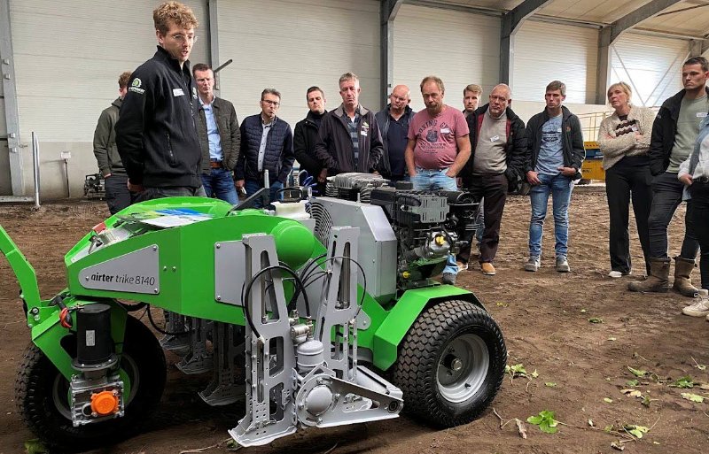 De grondbeluchtingsmachine van DTM Machinery wordt nu vooral ingezet voor het onderhoud van grasmatten van sportvelden.