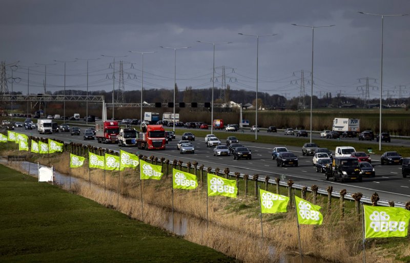 BBB-vlaggen sieren de snelweg A2 bij Breukelen daags voor de Provinciale Statenverkiezingen van 2023.