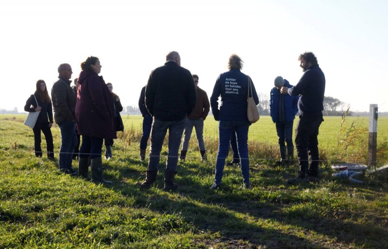 Sipma (meest rechts) geeft uitleg bij zijn vernieuwde drainagesysteem.