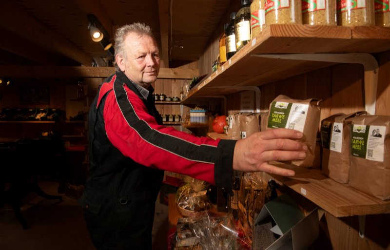 Hans Nieuwenburg in Spankeren verkoopt het meel van zijn bijzondere granen via de coöperatie Van Onze Grond.