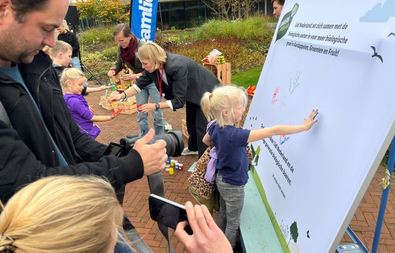 Ook de jongste generatie bioboeren en -boerinnen zet een handafdruk onder het akkoord.