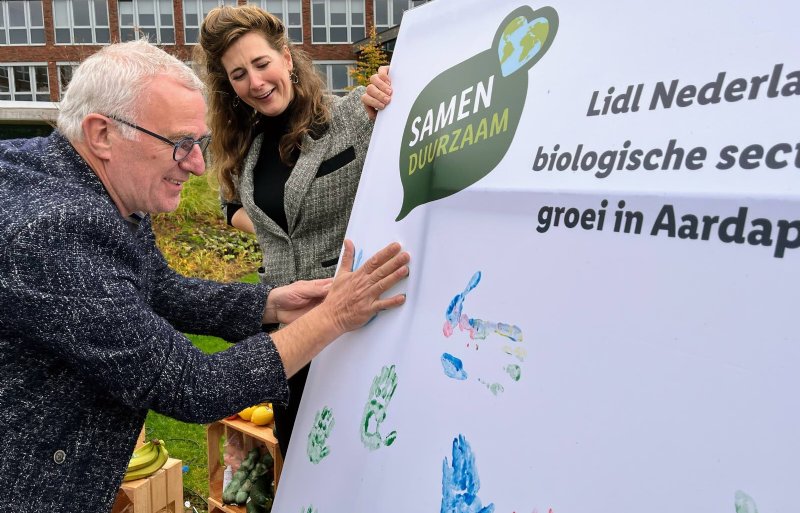 Alex van Hootegem zet zijn 'handtekening' onder het hutspotakkoord.