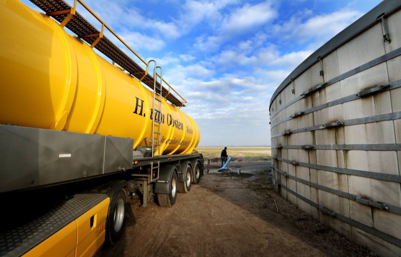 Om de uitrijperiode goed te benutten, is al veel mest in silo's in tekortgebieden opgeslagen.