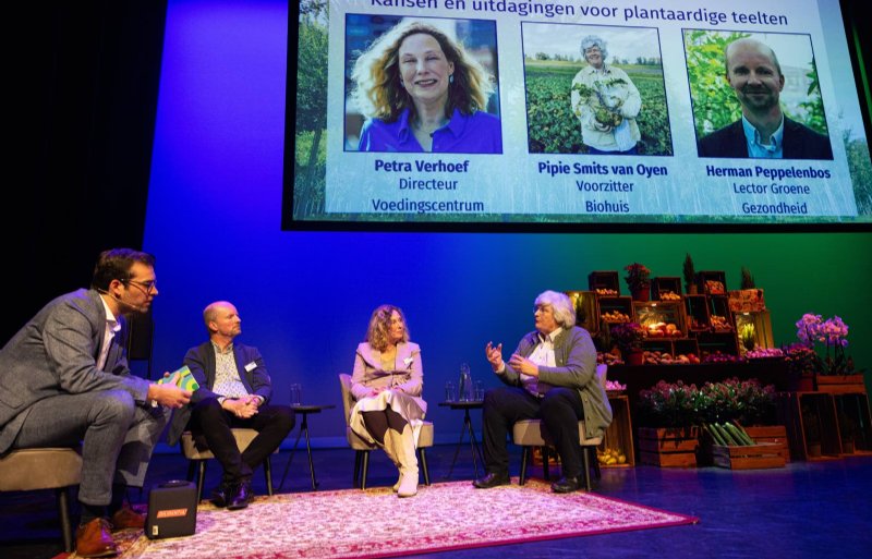 Directeur Hans Van den Heuvel van LTO Nederland (uiterst links) in gesprek met lector Groene gezondheid Herman Peppelenbos van HAS green academy, directeur Petra Verhoef van het Voedingscentrum en voorzitter Pipi Smits van Oyen van koepelorganisatie Biohuis tijdens het najaarsevent van LTO in Den Haag.