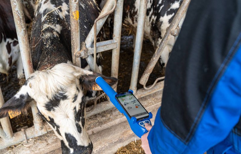 DeLaval toont op de beurs de DeLaval Plus Behaviour Analysis. Deze nieuwe oorsensor meet  afwijkingen in activiteit, herkauwen en voeropname. Daarmee kan het helpen om zieke koeien eerder op te sporen.