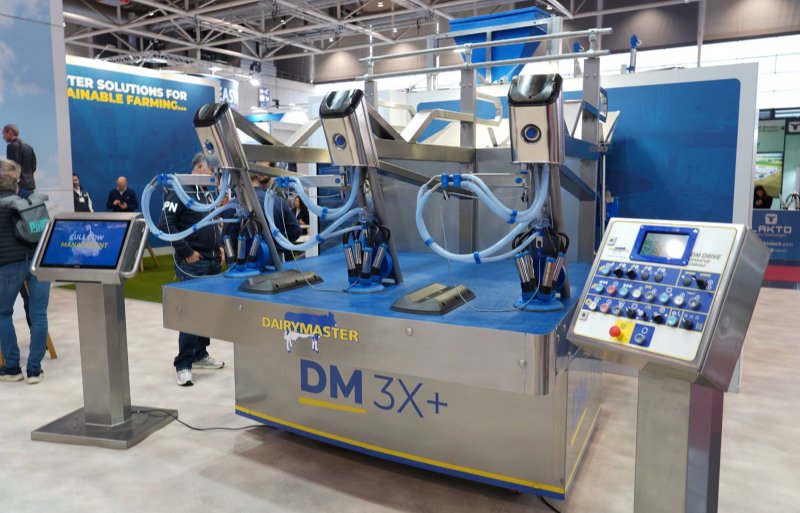 De Dairymaster DM3X-draaimelkstal is te koppelen aan een sprayrobot die met het platform meebeweegt.
