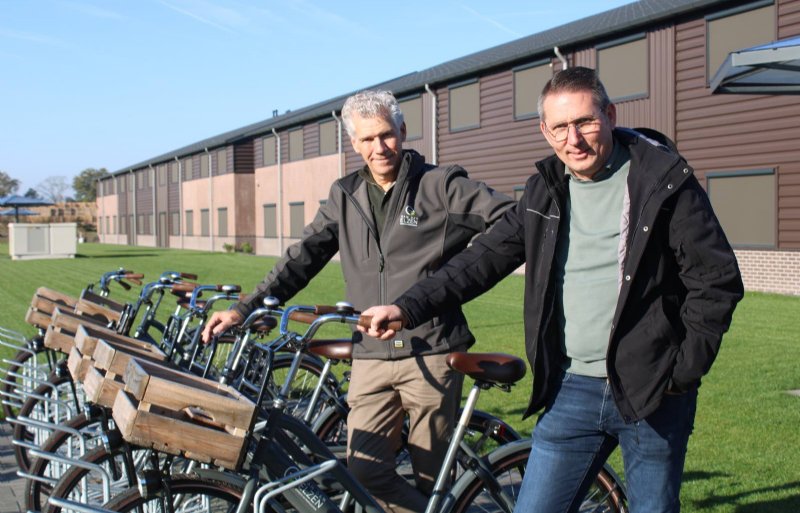 Directieleden Frank Coppens (links) en Maurice Deben stellen ook bedrijfsfietsen ter beschikking aan seizoenswerkers.