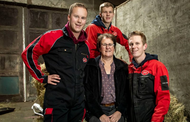 Jolanda Oude Voshaar en haar zonen Hein, Teun en Gijs Oude Hengel, melkveehouders in Geesteren