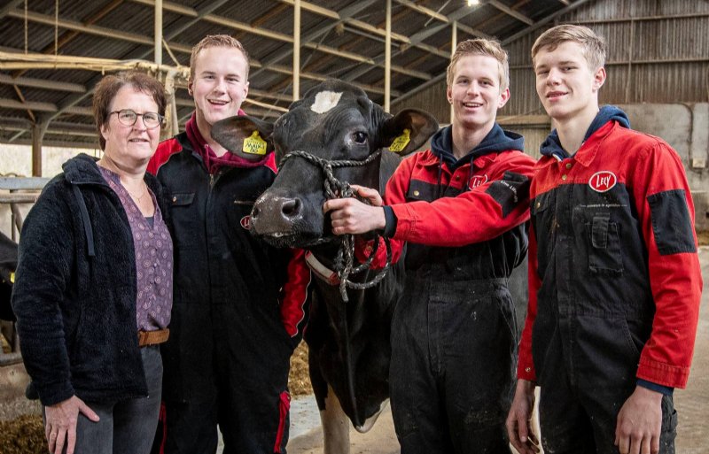 Jolanda Oude Voshaar en Hein, Teun en Gijs Oude Hengel met Malki-telg Grietje 293.