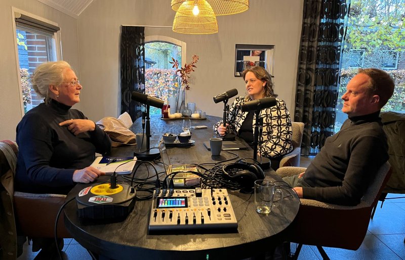 Varkenshouders Herbert en Karin Oldehinkel en Nieuwe Oogst-redacteur Ilona Lesscher. De podcast die ze hier opnemen is ook te beluisteren op Spotify.