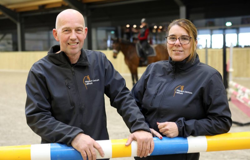 Marjan Dolman en Roel Dolman van Hippisch Centrum Lathum in de stallen van het bedrijf.