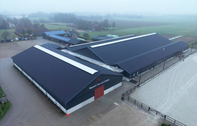 Het complex in Lathum bevat onder meer twee grote rijhallen.