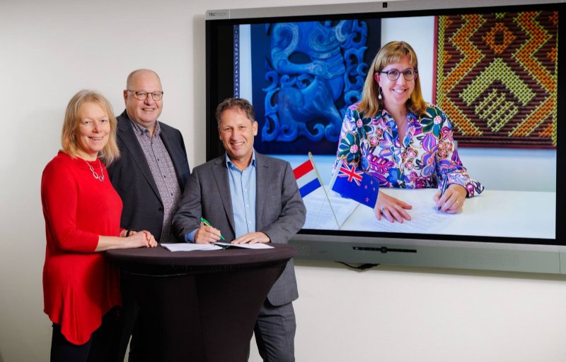 Jan Veltmans, directeur CFP, tekent in Nederland de overeenkomt in bijzijn van ir. M.C. (Lianne) Kersbergen, fytosanitair medewerker Ministerie van LVVN en drs. J.R.A. (Jacq) de Koning, hoofd Gezondheid, Toetsen en Analyses Naktuinbouw. In New Zeeland is het contract getekend door Lisa Winthrop, Director Biosecurity Import en Export Standards van het ‘Ministry for Primary Industries’.