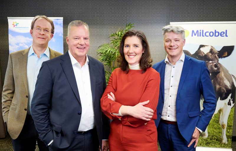 Jan Derck van Karnebeek, Sybren Attema, Betty Eeckhaut en Peter Grugeon tijdens de aankondiging van de voorgenomen fusie van FrieslandCampina en Milcobel