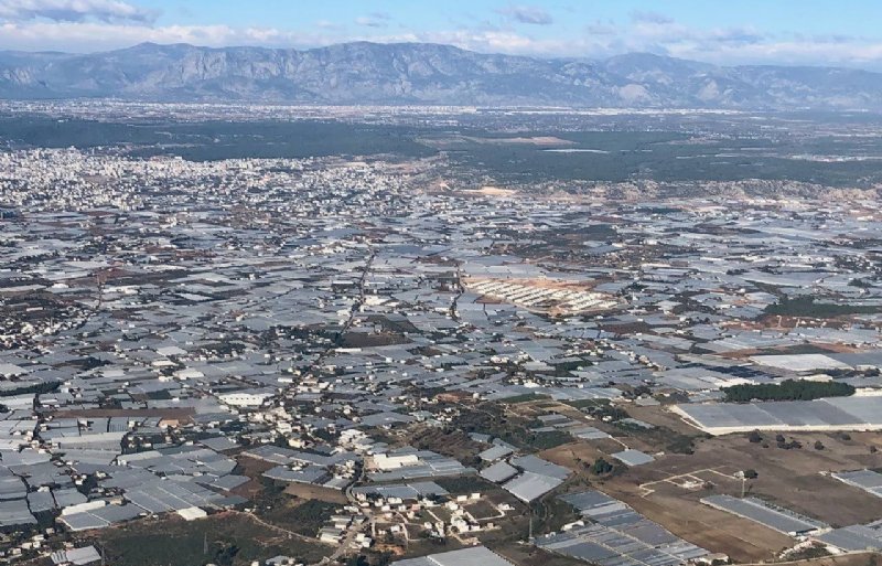 Het tuinbouwgebied van Antalya vanuit de lucht gezien.