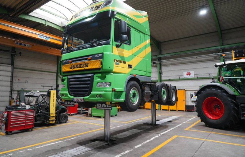 Joskin heeft 26 eigen vrachtauto's die naast leveringen ook worden ingezet om met halffabricaten tussen de fabrieken heen en weer te rijden.