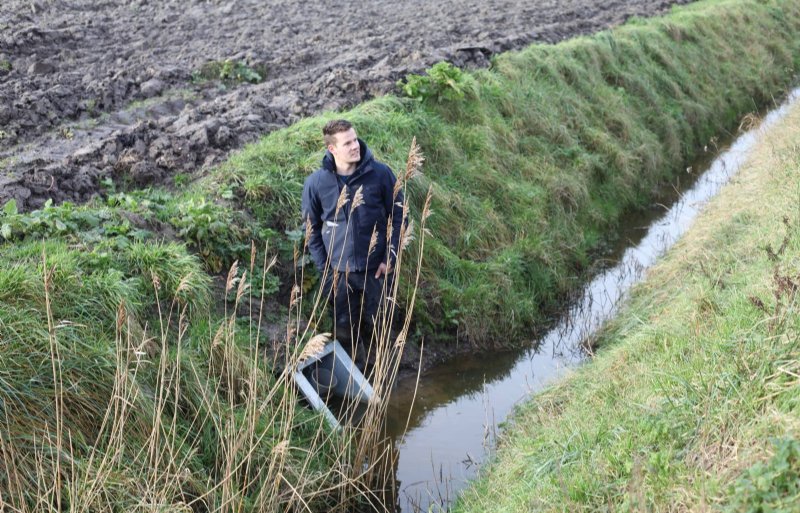 Joost Rentmeester bij de uitloop van de drainage.