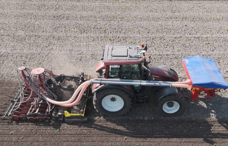 Een zaai/egmachine voor regeneratieve teelten van Koeckhoven aan het werk in het Drentse Aa-gebied