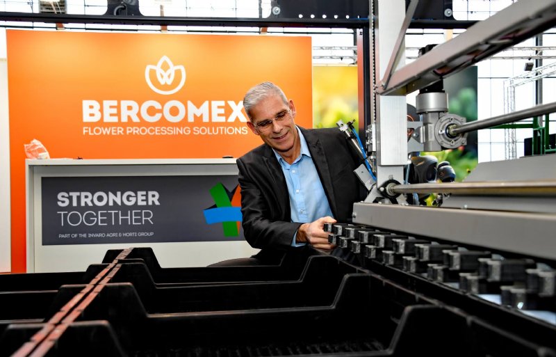 Accountmanager Wilco de Hooge van Bercomex geeft uitleg over de tulpenoogstlijn.