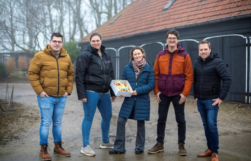 Koen van Didden (links), Dominique Cammaert, Koen Klompe (tweede van rechts) en Jeffrey Prins vormen samen met Leendert Jan Onnes, die niet op de foto staat, het kernteam van Akkerbooster. Zij krijgen hier een taart van Marijn van Doorn (midden) bij de officiële aftrap van het innovatieplatform.