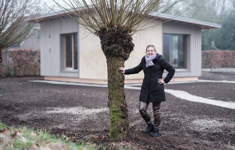 Fleur Brinke, manager Agro-innovatiecentrum De Marke. Het centrum beschikt over een biobased vergaderpaviljoen.