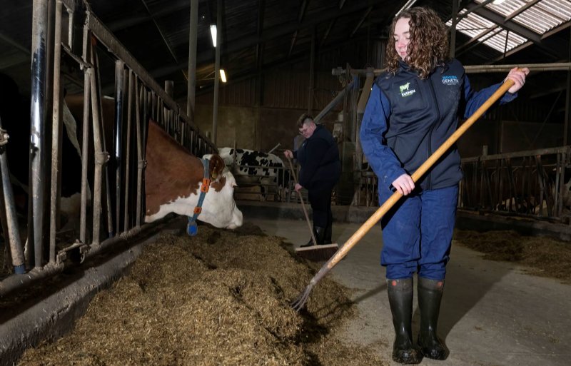 Ilse en Rianne Bruggeman zorgen voor voldoende voer.