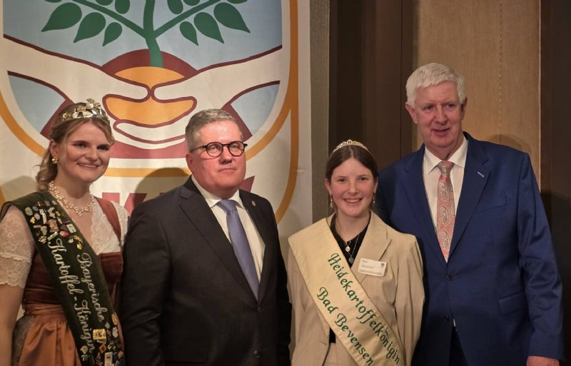 Voorzitter Thomas Herkenrath van handelsvereniging DKHV en voorzitter Olaf Feuerborn van Unika naast de aardappelkoninginnen van dit jaar.