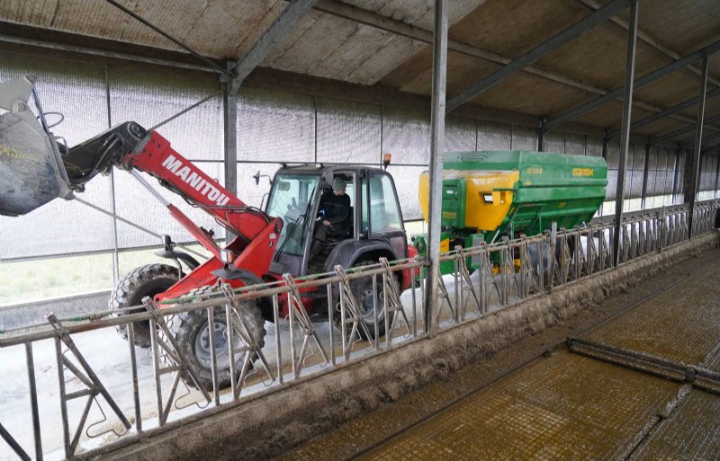 Door de elektrische aandrijving van de wagen kan de verreiker zowel laden als lossen.