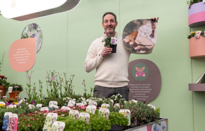 Kwekerij de Noordpoel schetst een tuin waarin vogels, vlinders en libellen je welkom heten. Arnoud van der Knaap weet precies welke planten aantrekkelijk zijn.