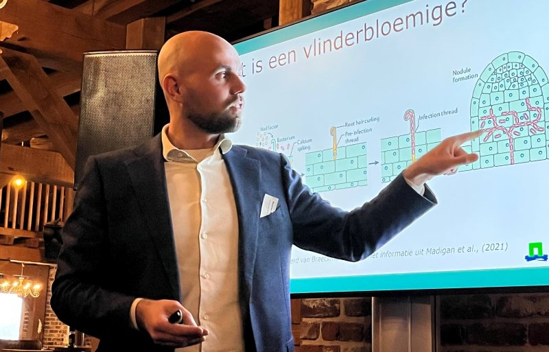 Onderzoeker Duncan Ralston van Wageningen University & Research geeft uitleg over veldbonen.