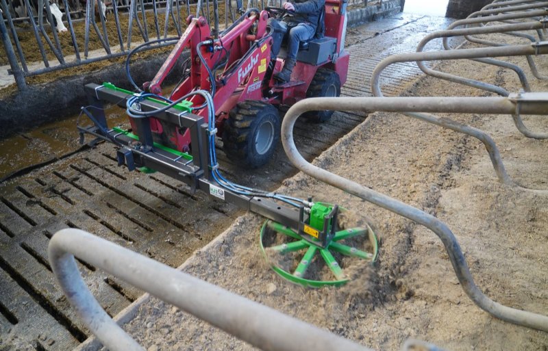 Harde richels van kalkrijk strooisel worden vlot gevlakt en gemengd met het roterende rad.