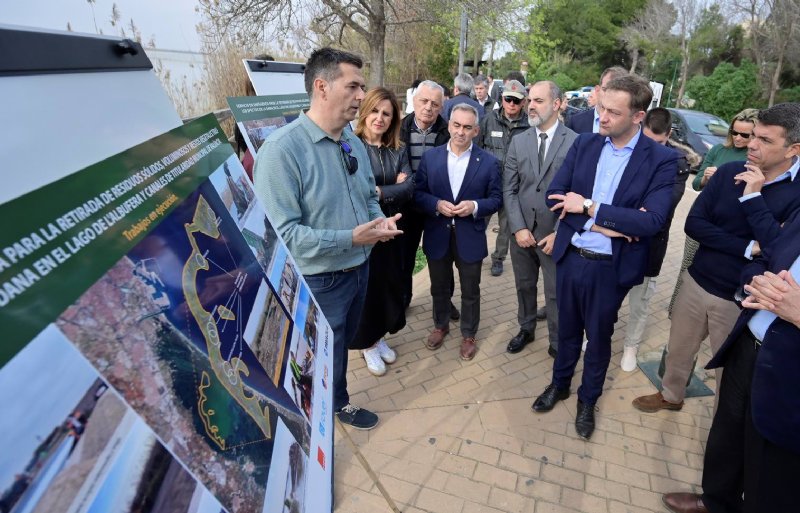 EU-landbouwcommissaris Christophe Hansen bezocht vorige week boeren die zijn getroffen door overstromingen in Valencia.