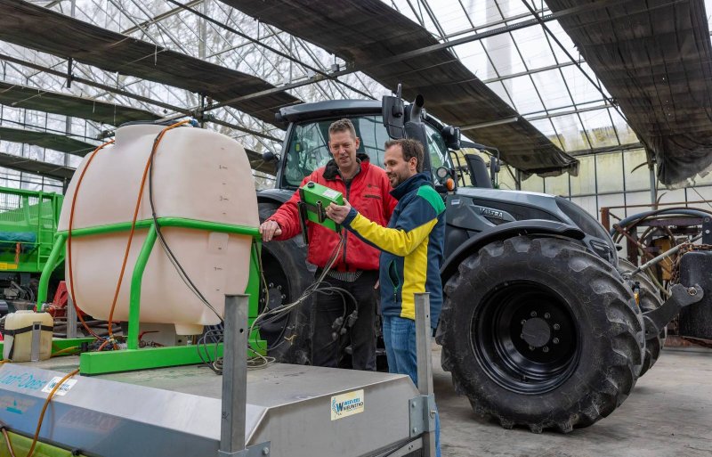 Wil Straathof (links) en Willem Blok bij de ULV-spuit.