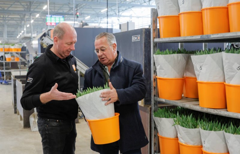 Niels de Wit (links) overlegt met bloemeninkoper Joost Leeuwenburg van L&M Rijnsburg.