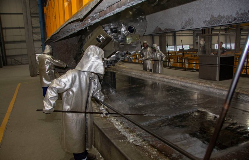 Tijdens de rondleiding werd ook aandacht besteed aan Joskin Galva. Daar worden alle machines gegalvaniseerd en verzinkt.