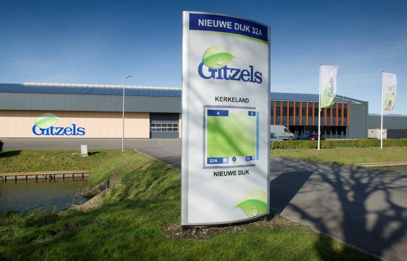 De nieuwe hoofdingang van Plantenkwekerij Gitzels. Het bedrijf vormt nu een blok van 13 hectare met vier ingangen.