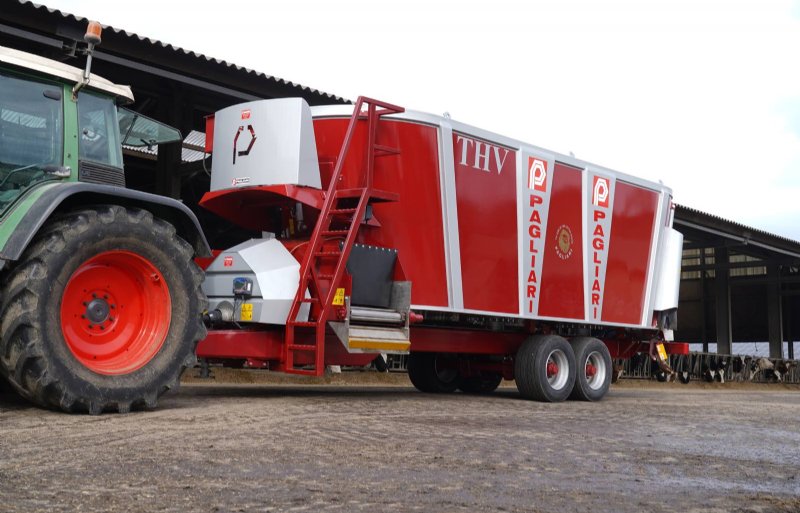 De voermengwagen is zwaar uitgevoerd met dik staal. Dat is ook te zien aan details als de trap, het bordes en de rongen in de kuip.