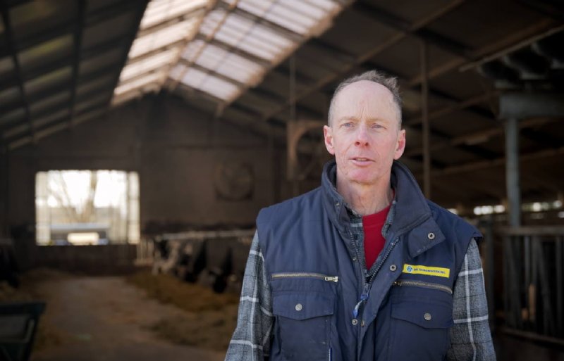 Johan Mulder heeft samen met zijn vrouw een melkveebedrijf in het Zuid-Hollandse Nieuwerbrug. De achterkant van zijn land grenst aan de snelweg A12. Hij heeft negentig melkkoeien op ruim 40 hectare veenweidegrond.  
