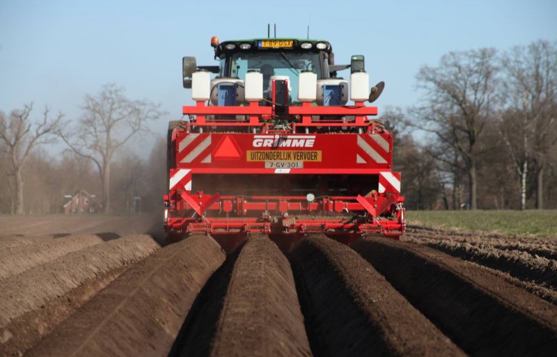 Loonbedrijf CWV Barlo poot aardappelen met een gedragen vierrijige Grimme GL 420.