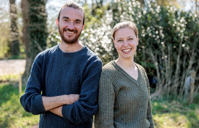 Frans de Vries en Annelieke de Vries-Tielbeek van boerderij De Wieckse in Enschede, een boerderij die is aangekocht door cooperatie Lenteland